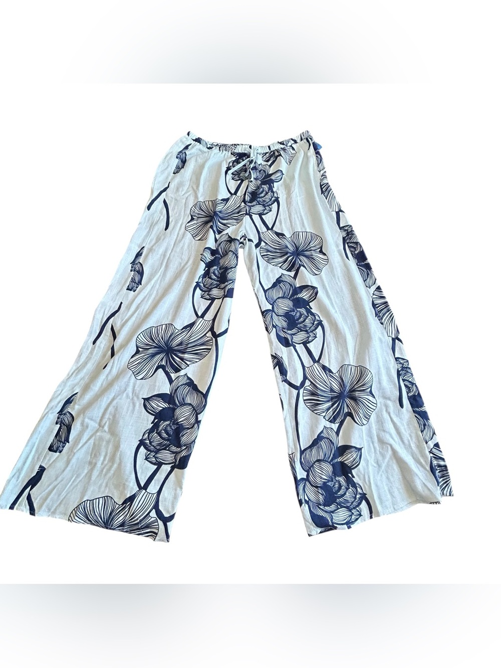 Wide-Leg Floral Print Pants in White and Navy